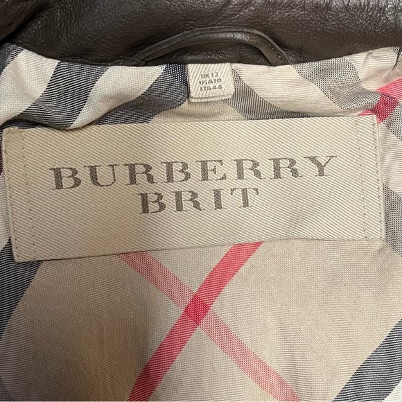 Burberry trench coat. - Picture 12 of 16